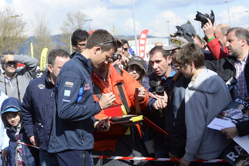 Fafe Rallye Sprint 2014: Sébastien Ogier gibt Autogramme.