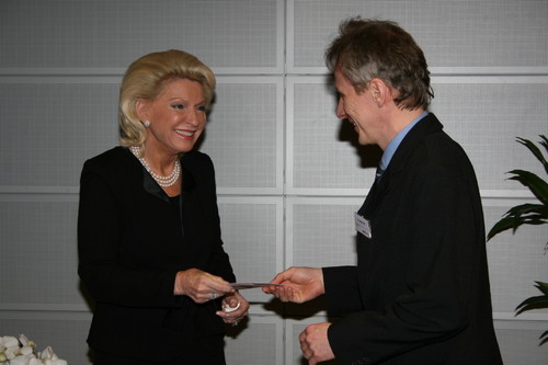FAG Innovation Award: Maria-Elisabeth Schaeffler gratuliert Dr.-Ing. Holger Surm.