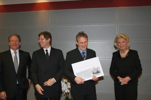 FAG Innovation Award (von links): Dr. Jürgen M. Geißinger, Georg F. W. Schaeffler, Dr.-Ing. Holger Surm und Maria-Elisabeth Schaeffler.
Beschreibung