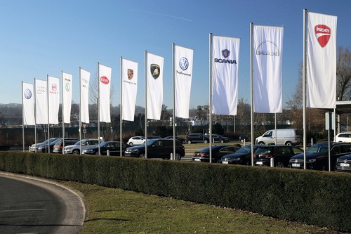 Fahnenstangen der Volkswagen-Konzernmarken am Verwaltungshochhaus. 