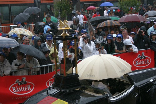 Fahrer- und Sportwagenparade in Le Mans: Um diese Trophäe geht es beim berühmtesten Langstreckenrennen der Welt.