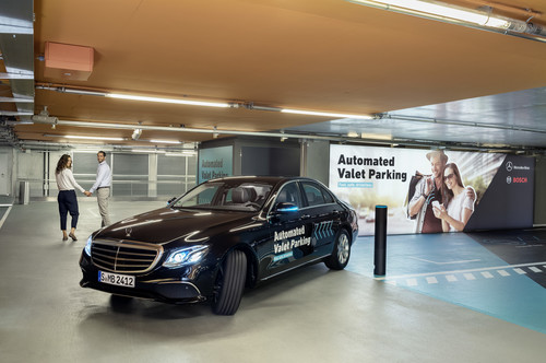 Fahrerloses Parken im Parkhaus des Mercedes-Benz-Museums in Stuttgart.