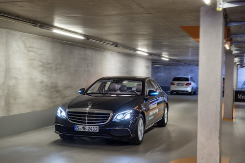 Fahrerloses Parken im Parkhaus des Mercedes-Benz-Museums in Stuttgart.