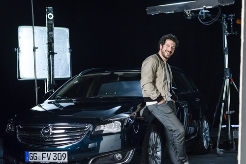 Fahri Yardim am Set zu den Dreharbeiten für die Opel-Kampagne „Umparken im Kopf“.