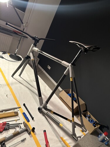 Fahrrad von Core Technologie aus 3-D-Druck-Aluminiumbauteilen sowie Carbon-Standardrohren.