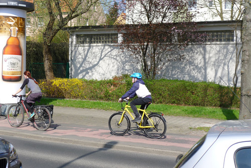 Fahrradweg auf dem Bürgersteig.