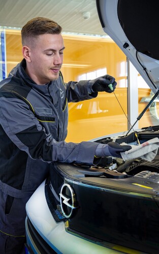 Fahrzeugcheck in einer Opel-Werkstatt.