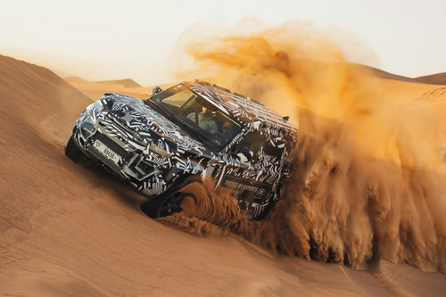 Fahrzeugspezialisten der Internationalen Föderation der Rotkreuz- und Rothalbmond-Gesellschaften (IFRC) testen in den Vereinigten Arabischen Emiraten den neuen Land Rover Defender vor seiner Markteinführung. 