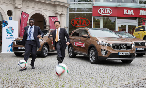 Fahrzeugübergabe für den „FIFA Interactive World Cup“ (v.l.) Solomon Mudege, Manager Marketing Alliances der FIFA, und Jin Ha Kim, Geschäftsführer und Präsident von Kia Deutschland.