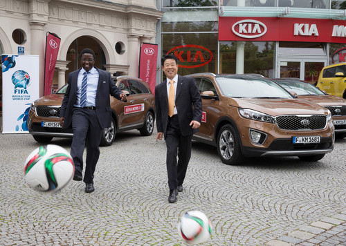 Fahrzeugübergabe für den „FIFA Interactive World Cup“ (v.l.) Solomon Mudege, Manager Marketing Alliances der FIFA, und Jin Ha Kim, Geschäftsführer und Präsident von Kia Deutschland.