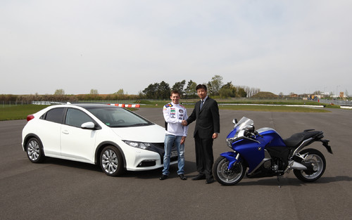 Fahrzeugübergabe: Stefan Bradl und Honda-Deutschland-Präsident Katsushi Inoue.