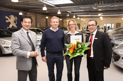 Fahrzeugübergabe (von links): Bülent Ülgen (Filialleiter Peugeot Hanse), Michael Kramer und Kerstin Wendt-Heinrich (die Geschäftsführer Top IT Solution) sowie Angelo Insolera (Verkauf Businesskunden, Peugeot Hanse).