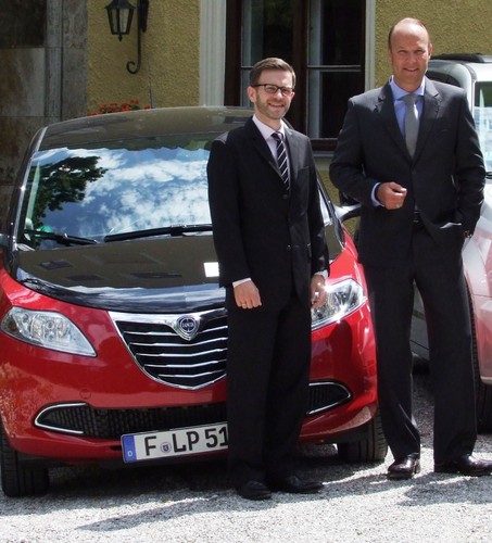 Fahrzeugübergabe (von links): Ralph Strempel, Großkunden Key Account Manager Region Süd der fiateigenen FGA-Bank, und Forever-Living-Geschäftsführer Dr. Florian Kaufmann.