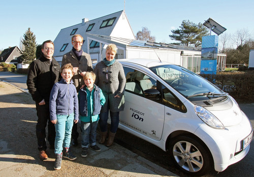 Familie Oldendorf und Maarten Schlenhoff (hinten Mitte) mit Peugeot Ion.