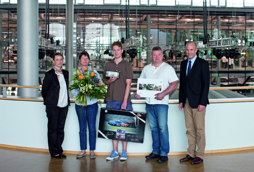 Familie Tischmeyer aus Hannover mit den Gratulanten von Volkswagen.