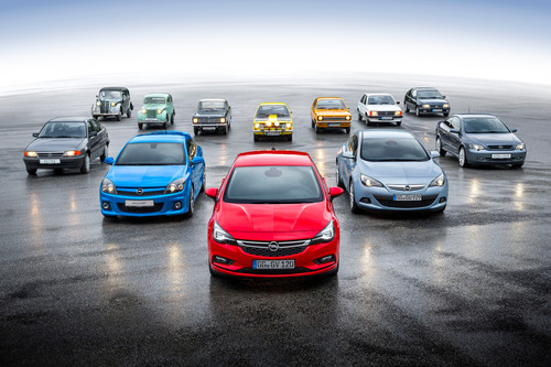 Familientreffen: hinten sämtliche Opel Kadett-Generationen, vorn alle Astra – angeführt vom jüngsten Modell, dem Auto des Jahres 2016.