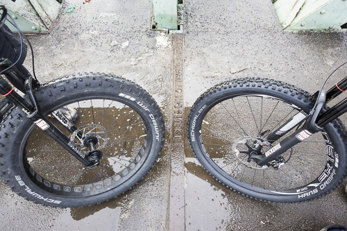 Fatbike-Reifen (links) und Plus-Bereifung an einem MTB.