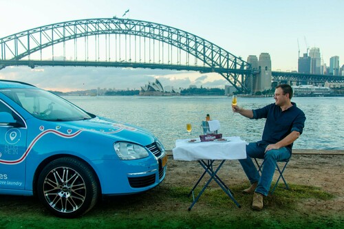 Feierlicher Abschluss einer Weltreise: Wiebe Wakker und sein „Blue Bandit“ Autostadt an der Harbour-Bridge in Sydney.
