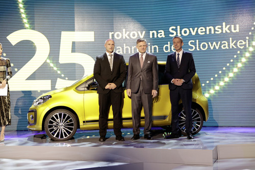 Feiern 25 Jahre Volkswagen Slovakia (v.l.): Thomas Ulbrich (Volkswagen Produktionsvorstand und Aufsichtsratsvorsitzender von VW Slovakia), Robert Fico (Premierminister der Slowakischen Republik) und Ralf Sacht (Vorsitzender des Vorstands VW Slovakia),