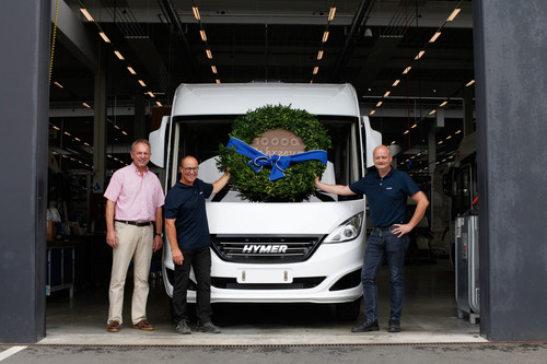Feiern das 10 000ste Hymer-Fahrzeug innerhalb des Geschäftsjahres (v.l): Geschäftsführer Jochen Hein, Bandmeister Thomas Eisele und Werksleiter Bernd Veser.
