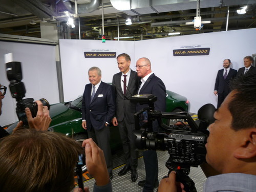 Feiern den einmillionsten Porsche 911 (v.l.): Aufsichtsratsvorsitzender Wolfgang Porsche, Vorstandsvorsitzender Oliver Blume und Betriebsratchef Uwe Hück.