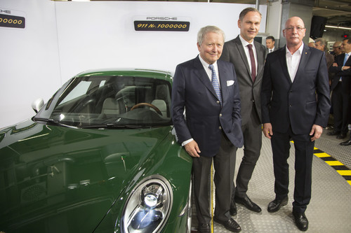 Feiern den einmillionsten Porsche 911 (v.l.): Aufsichtsratsvorsitzender Wolfgang Porsche, Vorstandsvorsitzender Oliver Blume und Betriebsratchef Uwe Hück.