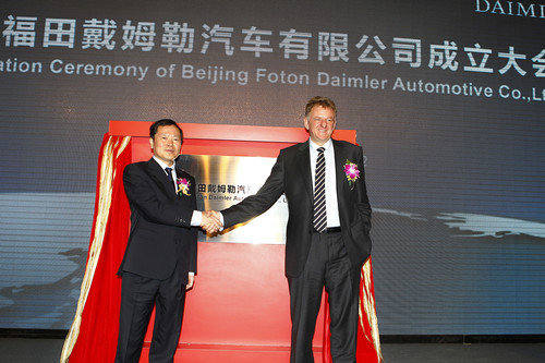 Feierstunde in Peking: Daiimler-Trucks-Chef Andreas Renschler (rechts) und Foton-Vorsitzender Wang Jinyu bei der Enthüllung der Firmennamen-Tafel von Beijing Foton Daimler Automotive.