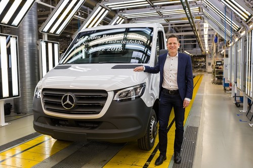 Feiert den ersten neuen Mercedes-Benz Sprinter aus dem Werk (v.l.): Sebastian Streuff, Geschäftsführer der Mercedes-Benz Ludwigsfelde GmbH.