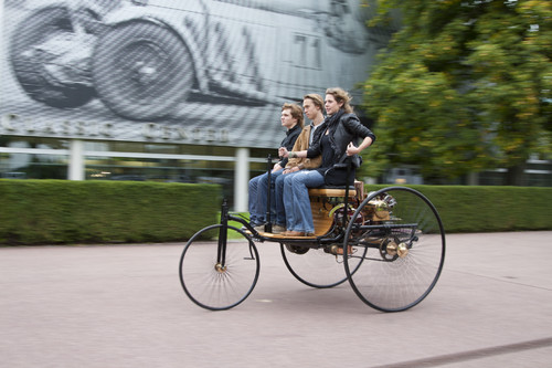 Felicitas Woll beim Fahrtraining mit dem Benz Patent-Motorwagen.