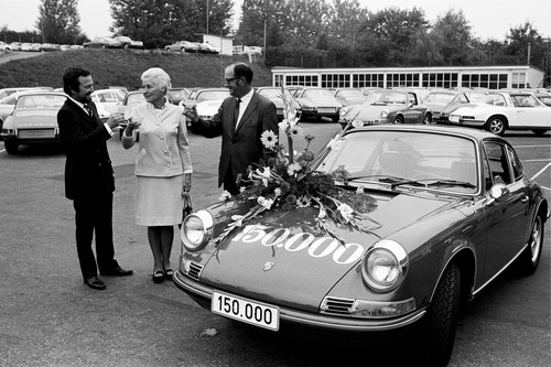Ferdinand Alexander Porsche (links) übergibt den 150 000sten Porsche an das amerikanische Ehepaar Nurse (1970).