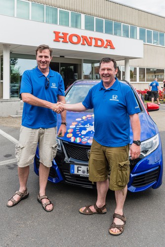 Fergal McGrath (links) und Julian Warren fuhren mit einem Honda Civic Tourer ins „Guiness Buch der der Rekorde“.