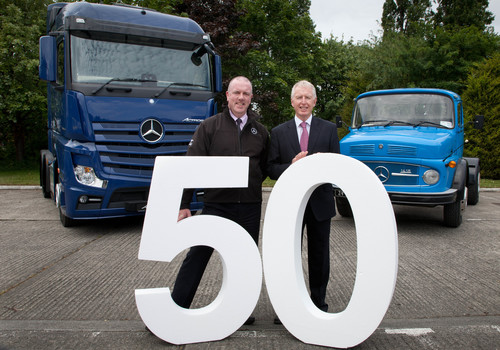 Fergus Conheady, Commercial Vehicle Sales Manager (links) und Stephen Byrne, Chief Executive von Mercedes-Benz Ireland feiern die Einführung des ersten Nutzfahrzeugs von Mercedes-Benz in Irland vor 50 Jahren.