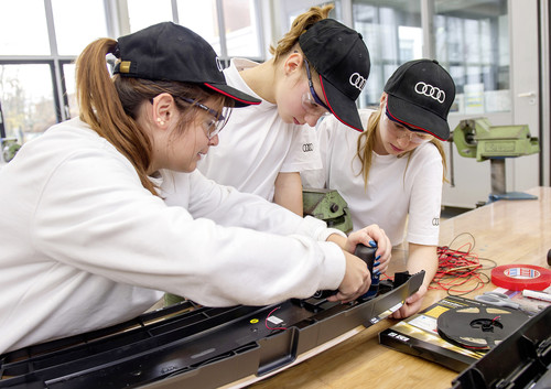 Ferienaktion bei Audi: „Mädchen für Technik Camp“ in Ingolstadt.