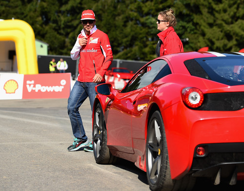 Fernando Alonso auf dem Weg zum Auto.
