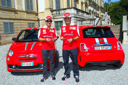 Fernando Alonso und Felipe Massa erhielten je einen Abarth 695 Tributo Ferrari.