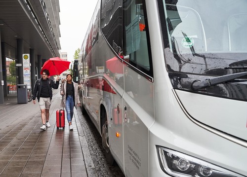 Fernbusbahnhof Nürnberg: Abfahrt ohne Überdachung im Regen.