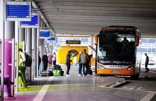 Fernbusbahnhof Stuttgart: Bequemer und trockener Einstieg auf breiten Bussteigen.