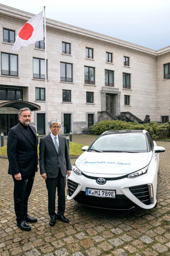 Ferry M. M. Franz übergibt Botschafter Takeshi Yagi einen Toyota Mirai.