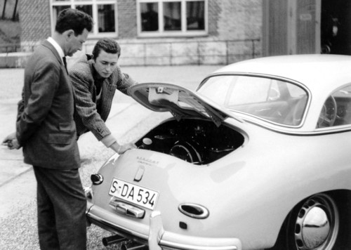 Ferry Porsche (li.) mit seinem ältesten Sohn Ferdinand Alexander am Heck eines Porsche Typ 356 A Carrera Hardtop (1958).