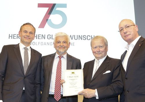 Ferry-Porsche-Stiftung gegründet: Übergabe der Anerkennungsurkunde (von links: Oliver Blume, Wolfgang Reimer, Dr. Wolfgang Porsche, Uwe Hück)