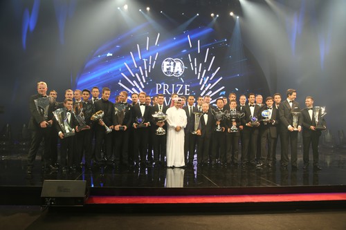 FIA-Gala der Sieger in Doha: Gruppenbild mit Siegern der FIA-Meisterschaften.