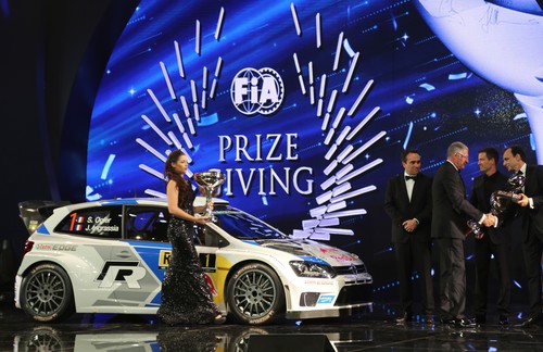 FIA-Gala der Sieger in Doha: Heinz-Jakob Neußer übernimmt den Pokal für die Markenwertung bei der World Rallye Challenge (WRC).