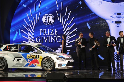 FIA-Gala der Sieger in Doha: Heinz-Jakob Neußer (zweiter von rechts) mit dem Pokal für die Markenweltmeisterschaft.