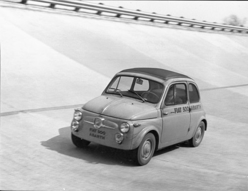 Fiat 500 Abarth auf Rekordfahrt in Monza (1958). 
