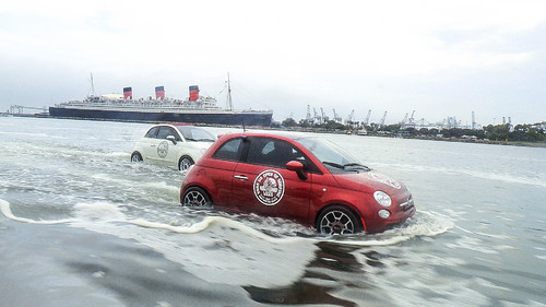 Fiat 500 auf dem Wasser.