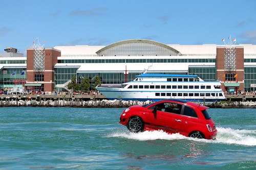 Fiat 500 auf dem Wasser.
