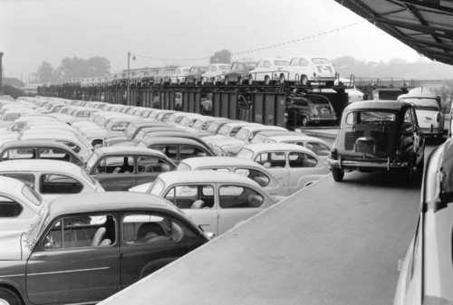 Fiat 600 in den 50er Jahren im Verladebahnhof.