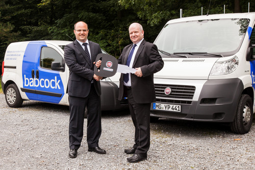 Fiat-Großkundendirketor Franco Marianeschi (links) übergibt den symbolischen Fahrzeugschlüssel an Brian List, Project Director der Babcock Support Services GmbH.