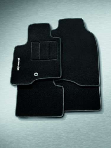Fiat Panda: Satz Fußmatten, wasserabweisend mit 3-D-Fahrzeuglogo-Stickerei.