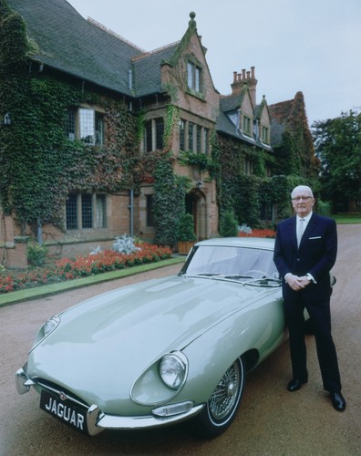 Firmengründer Sir William Lyons mit einem Jaguar E-Type.